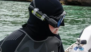 UnderwaterKinetics-MiniQ40-MKII-InUse-1_590x LINTERNA DE BUCEO MINI Q40 MK2